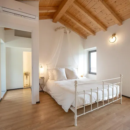 Lora Luxury , With View, Air Conditioner Every * Ossuccio