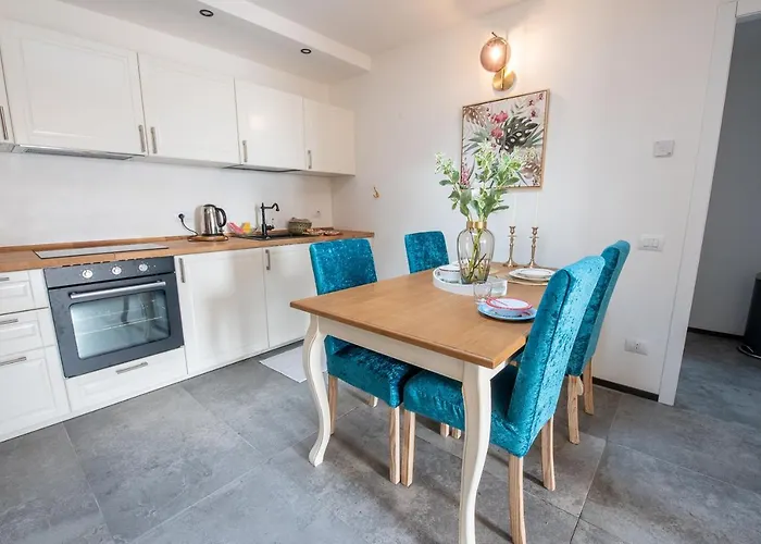 Lora Villa, With View וילה