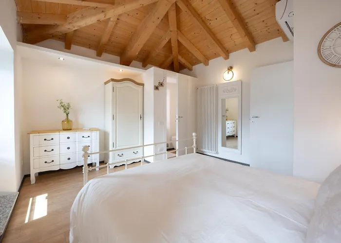 Lora Luxury Villa , With Lake View Вилла Оссуччо